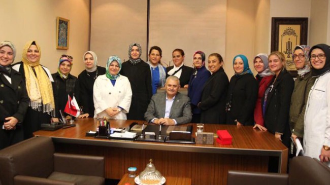 Başbakan Binali Yıldırım, İstanbul İl Kadın Kolları’nı ziyaret etti