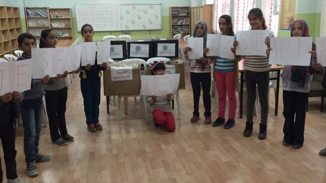 Ataşehir AK Kadınlar, Vanlı öğrencileri kitapla mutlu etti