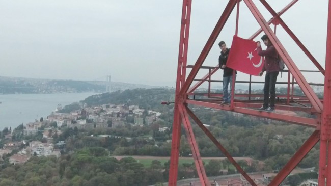 Türk Bayrağı göklerde dalgalandı