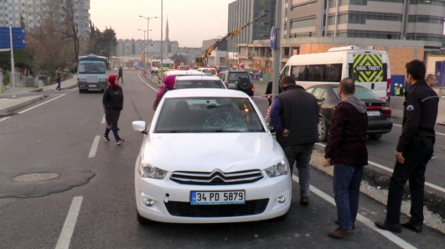 Ataşehir’de otomobil bayana çarptı