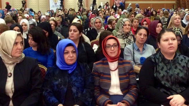 İstanbul’un AK Kadınlarına ‘Kadın ve Siyaset’ anlatıldı