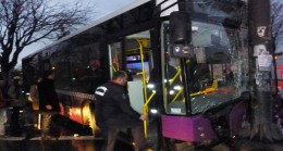 Kadıköy’de otobüs direğe çakıldı!
