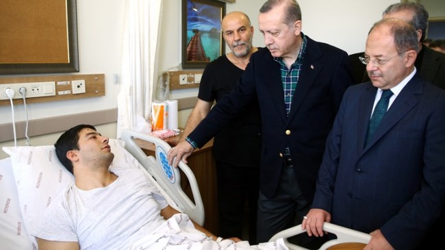 Cumhurbaşkanı Erdoğan, hastaneye giderek yaralıları ziyaret etti