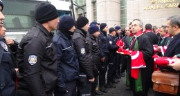 Çevik Kuvvet polislerine avukatlardan Kur’an ve Türk Bayrağı