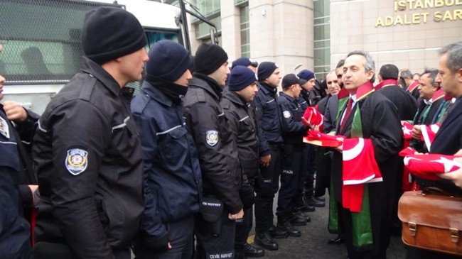 Çevik Kuvvet polislerine avukatlardan Kur’an ve Türk Bayrağı