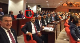 Meclisin en arka sırasında süklüm püklüm oturan bir milletvekili
