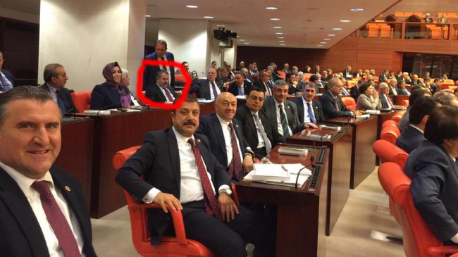 Meclisin en arka sırasında süklüm püklüm oturan bir milletvekili