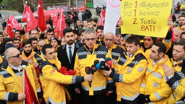 Kemal Memişoğlu, ekipleriyle birlikte Şehitler Tepesinde