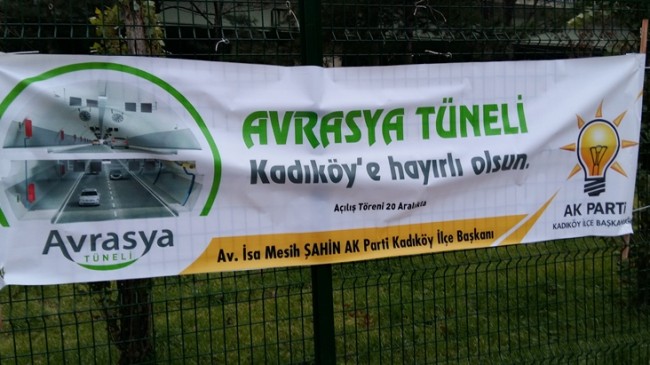 Kadıköy afişleriyle de fark ettiriyor
