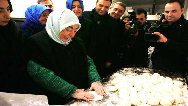 Başbakan Yıldırım’ın eşi Semiha Yıldırım, mobil fırında ekmek yaptı