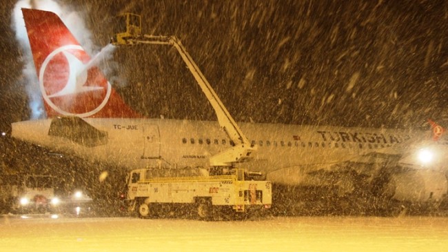 İstanbul’da kar uçuşlara izin vermedi