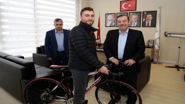 Başkan Kadıoğlu, üniversiteli gence bisiklet hediye etti