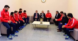 Başkan Erdem, Türkiye üçüncüsü güreş takımını ziyaret etti