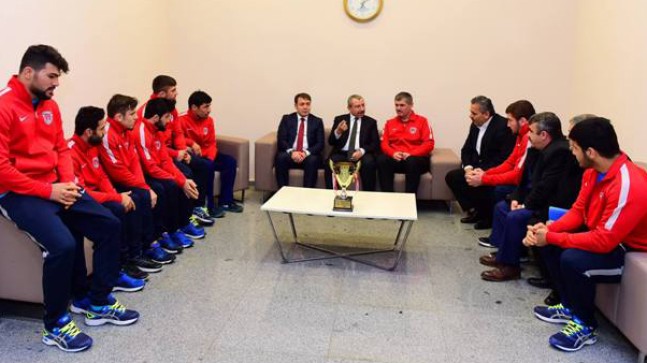 Başkan Erdem, Türkiye üçüncüsü güreş takımını ziyaret etti