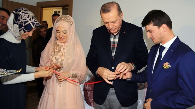 Cumhurbaşkanı Erdoğan, Gazi Mehmet Yaman’ın komşusu bir çiftin nişan yüzüklerini taktı