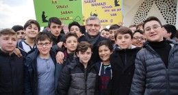 Başkan Hilmi Türkmen, sabah namazında gençlerle buluştu