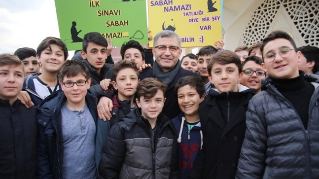 Başkan Hilmi Türkmen, sabah namazında gençlerle buluştu