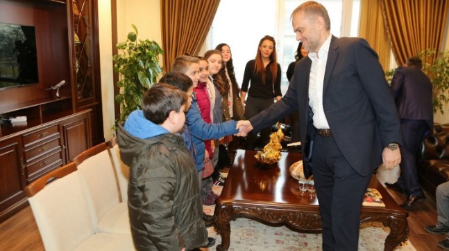 Başkan Ahmet Poyraz, minik misafirlerini makamında ağırladı