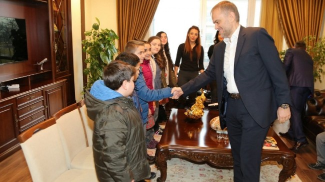 Başkan Ahmet Poyraz, minik misafirlerini makamında ağırladı