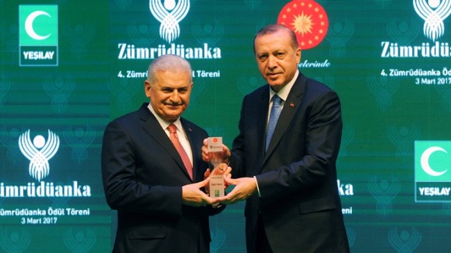 Başbakan Yıldırım’ın “Zümrüdüanka Ödülü”nü Cumhurbaşkanı Erdoğan verdi