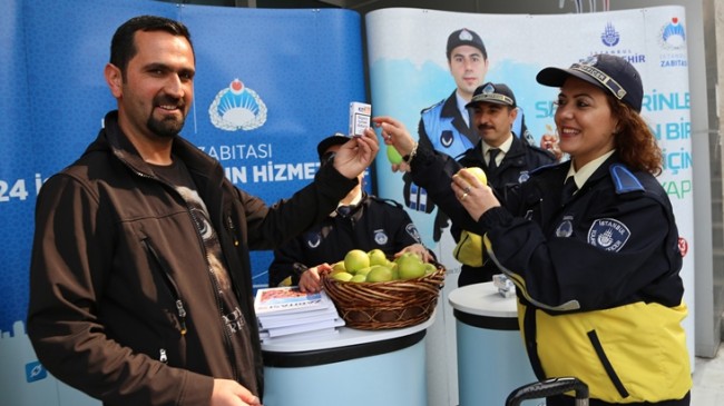 İBB Zabıta ekipleri sigaranın zararını elma ile hatırlatıyorlar