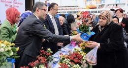 Başkan Türkmen, “İyi ki Kadınlar Var!” diyerek kadınlara çiçek verdi