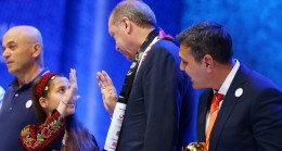 Cumhurbaşkanı Erdoğan, Filistinli Janna Jihad’a “Rabia” işaretini öğretti