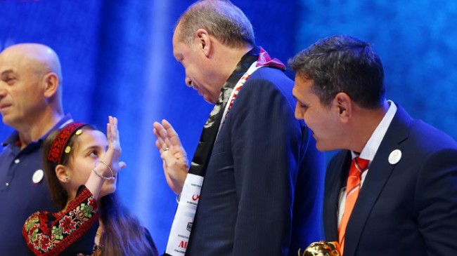 Cumhurbaşkanı Erdoğan, Filistinli Janna Jihad’a “Rabia” işaretini öğretti