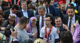 Ne mutlu Başkan Türkmen’e Down Sendromlu çocukların gönlüne girdi!”