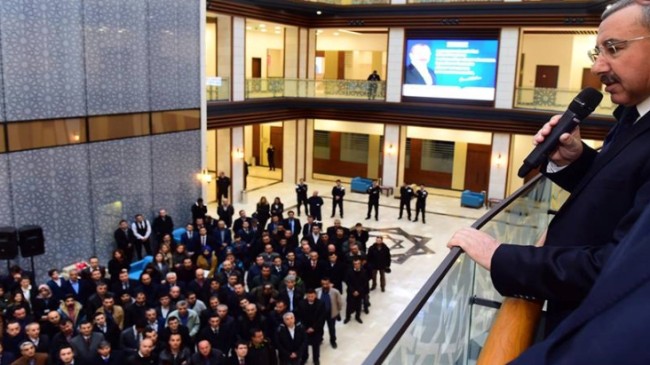 Başkan Erdem’in yeni binada mesai arkadaşlarıyla ilk buluşması
