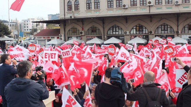 Kadıköy Meydanı binlerce Kadıköylünün “Evet” sesleriyle inledi