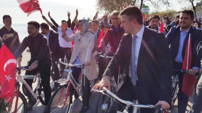 Bakan Kaya AK Parti’li gençlerle pedal çevirdi