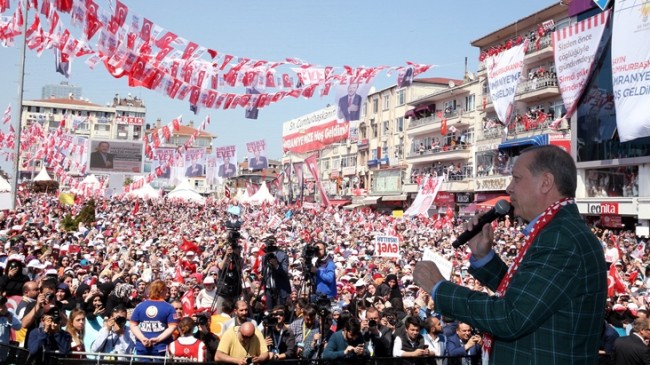 Cumhurbaşkanı Erdoğan’la buluşan Ümraniyeliler meydanlara sığmadı