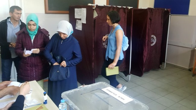 Hülya Avşar’ın kızı Zehra’nin ilk oy kullanma heyecanı