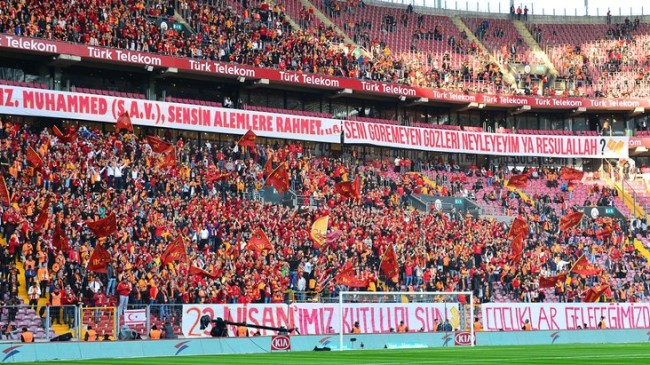 Galatasaray seyircisinden anlamlı Miraç Kandili pankartı