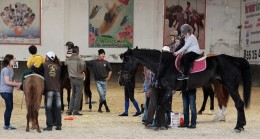 Esenlerli engelli çocuklar, atlı terapiyle şifa buluyorlar