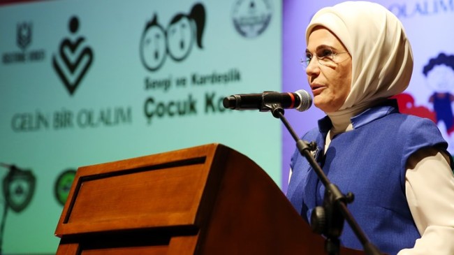 Emine Erdoğan, ‘Sevgi ve Kardeşlik Korosu’nun konserine katıldı