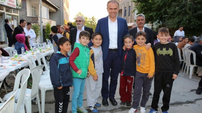 Çekmeköy’de sokak iftarlarına çocuklardan yoğun ilgi