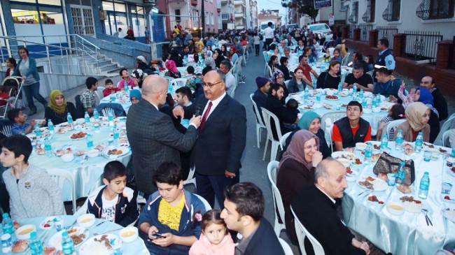 Ümraniyeli 10 binlerce vatandaş iftar sofrasında buluştu