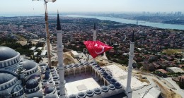 15 Temmuz şehitlerimiz için Çamlıca Camii’ne dev Türk Bayrağı