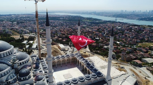 15 Temmuz şehitlerimiz için Çamlıca Camii’ne dev Türk Bayrağı