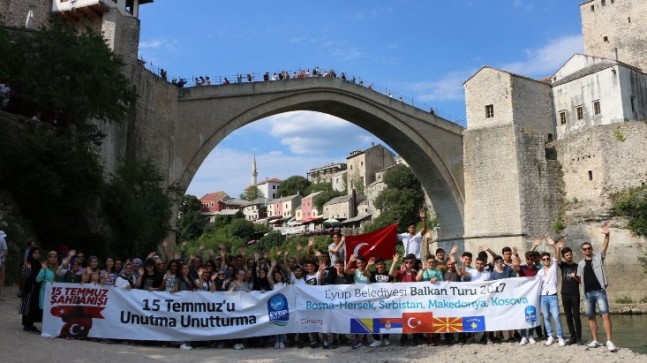 Mostar Köprüsü’nde “15 Temmuz’u unutma, unutturma” pankartı