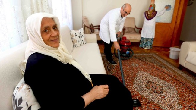 Bağcılar Belediyesi, yaşlı ve engelli vatandaşların evini temizliyor
