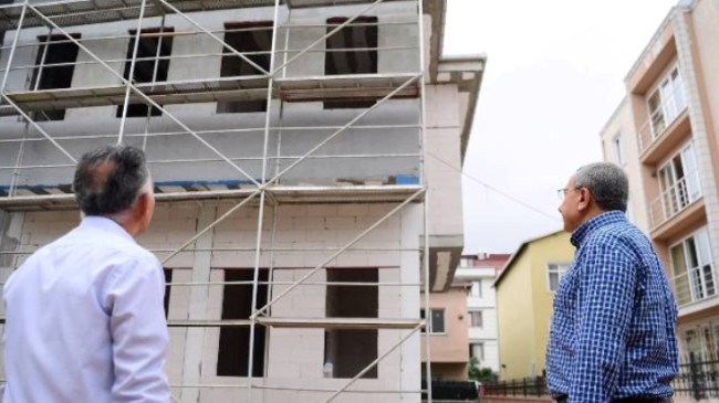 Başkan İsmail Erdem, yapımı devam eden hizmet binalarını yerinde inceliyor