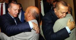 Cumhurbaşkanı Erdoğan, şehit babasını görünce duygulanarak kucaklaştı
