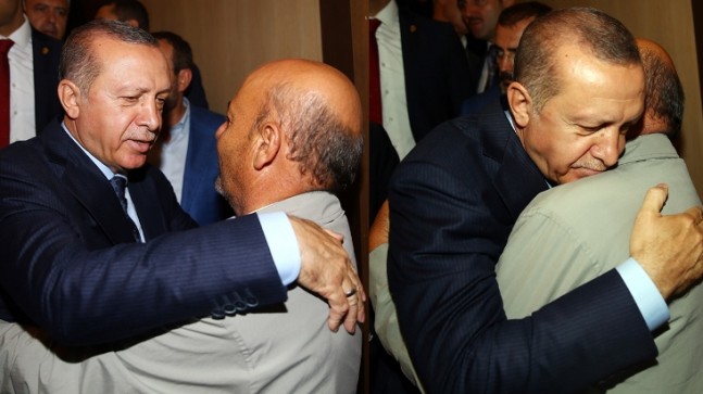 Cumhurbaşkanı Erdoğan, şehit babasını görünce duygulanarak kucaklaştı