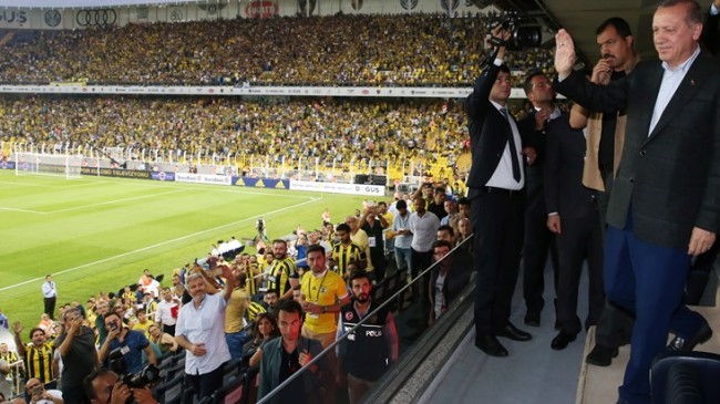Cumhurbaşkanı Erdoğan’a Fenerbahçe seyircisinden yoğun ilgi