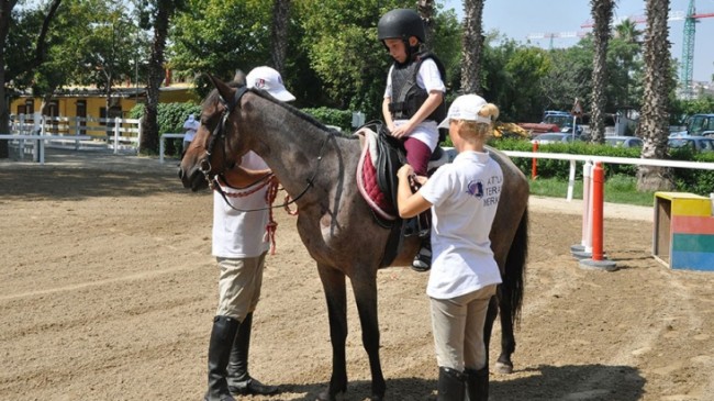 Engelli çocuklara at ile tedavi