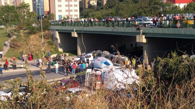 Kadıköy’de beton mikseri köprüden aracın üstüne düştü, bir ölü