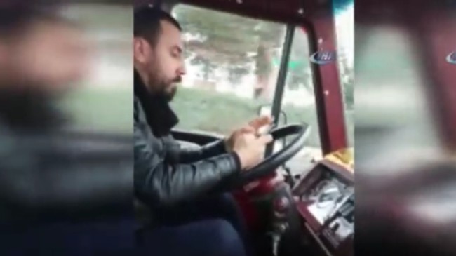 Minibüs şoförü seyir halinde mesaj atıyor
